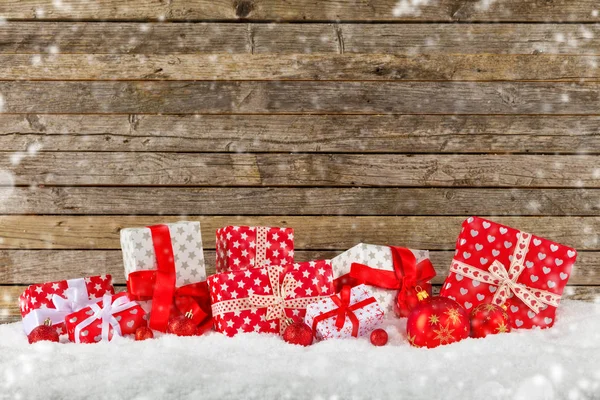 贈り物の山とクリスマスの背景 — ストック写真