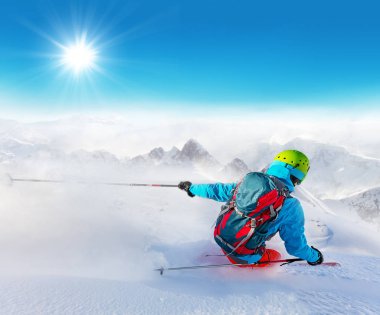 Freeride kayakçı yokuş aşağı çalışan pist üzerinde