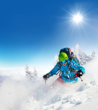 Freeride kayakçı yokuş aşağı çalışan pist üzerinde