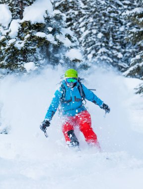 Derin toz karda freerider hareket dondurmak
