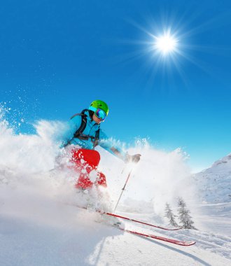 Freeride kayakçı yokuş aşağı çalışan pist üzerinde