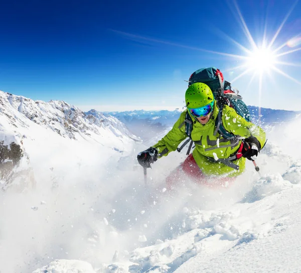 Freeride skiër op piste lopen bergafwaarts — Stockfoto