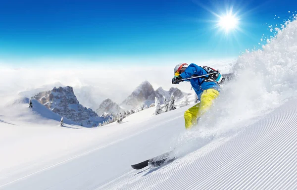 Skiër op piste lopen bergafwaarts — Stockfoto