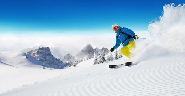 Skieur sur piste descendant — Photo