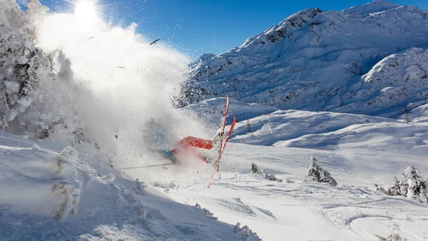 Acidente perigoso de esquiador pulando no ar — Fotografia de Stock