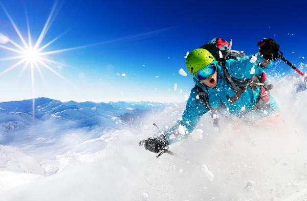 ゲレンデ下り坂の実行のフリーライド スキーヤー — ストック写真