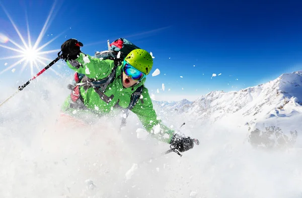 Freeride kayakçı yokuş aşağı çalışan pist üzerinde — Stok fotoğraf