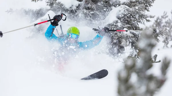 Motie van freerider in diepe poeder sneeuw bevriezen — Stockfoto