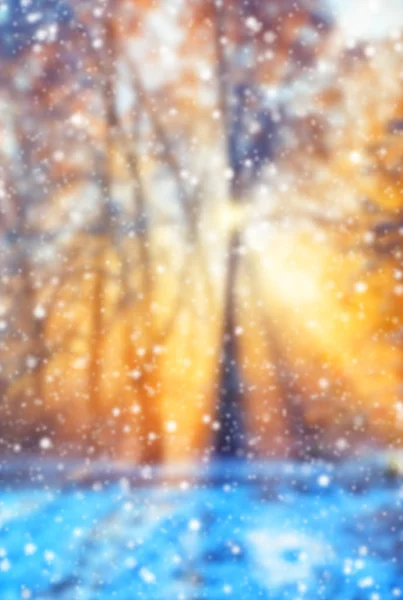Абстрактный размытый зимний фон со снежинками — стоковое фото