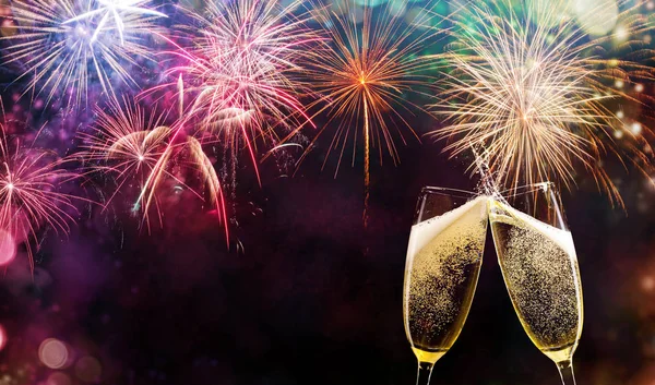 Dvě sklenice šampaňského nad ohňostroj pozadí — Stock fotografie