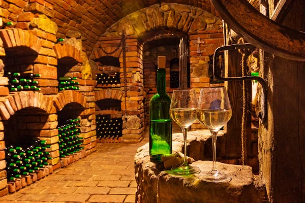 Piccola cantina con bottiglia e bicchieri di vino — Foto Stock