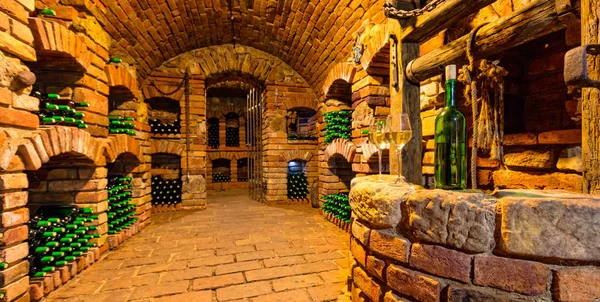 Piccola cantina con bottiglia e bicchieri di vino — Foto Stock