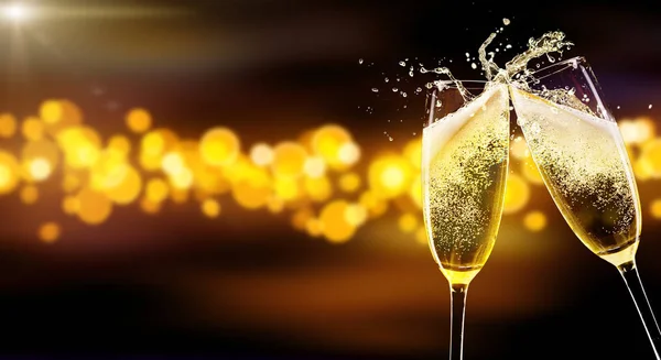 Zwei Gläser Champagner über unscharfen Flecken Hintergrund — Stockfoto