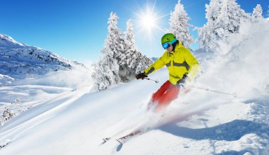 Kayakçı yokuş aşağı çalışan pist üzerinde