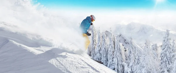 Kayakçı yokuş aşağı çalışan pist üzerinde — Stok fotoğraf