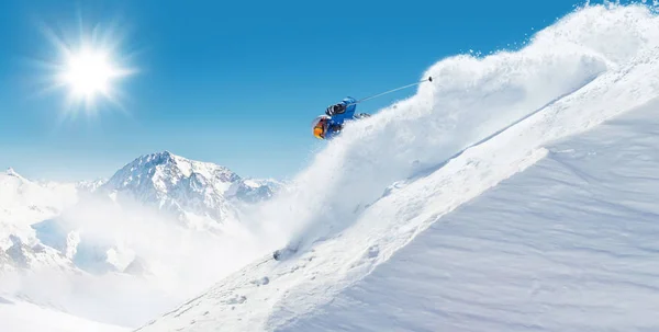 Skiër op piste lopen bergafwaarts — Stockfoto