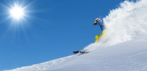 Skiër op piste lopen bergafwaarts — Stockfoto
