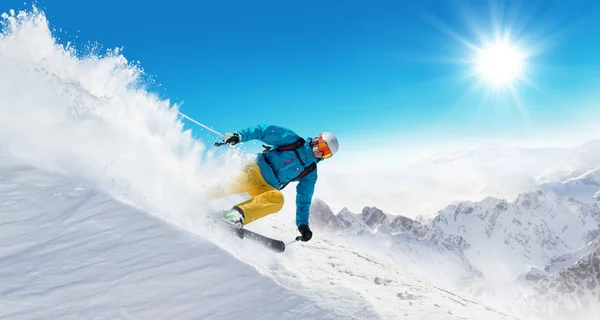 Skier на трасі біжить вниз — стокове фото