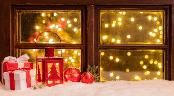 Atmosférické vánoční okenní parapet s ozdobou — Stock fotografie