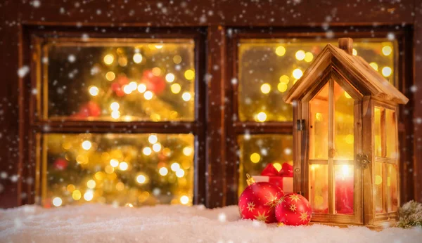 Soleira da janela de Natal atmosférica com decoração — Fotografia de Stock
