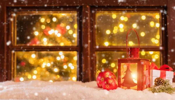 Stimmungsvolle Weihnachtsfensterbank mit Dekoration — Stockfoto