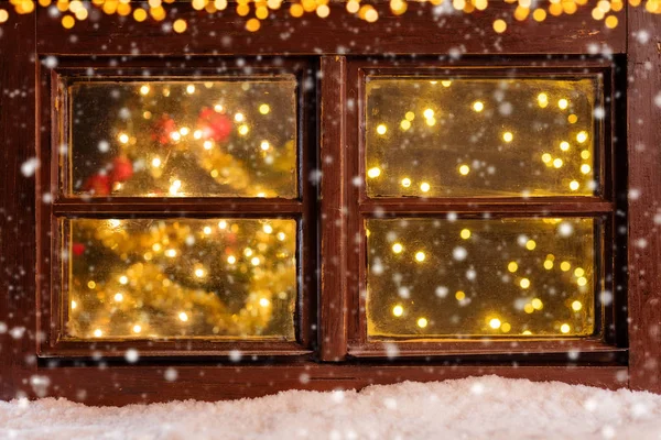 Fenêtre de Noël atmosphérique avec chute de neige — Photo