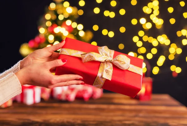 Detalle de las manos de mujer sosteniendo regalo de Navidad —  Fotos de Stock