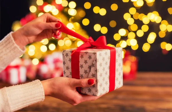 Dettaglio di donna mani apertura regalo di Natale — Foto Stock