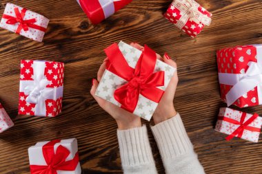 Noel hediyesi ahşap masa arka planda tutan kadın