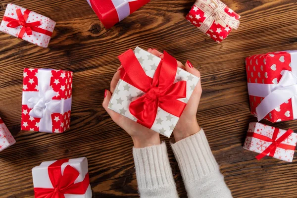 Noel hediyesi ahşap masa arka planda tutan kadın