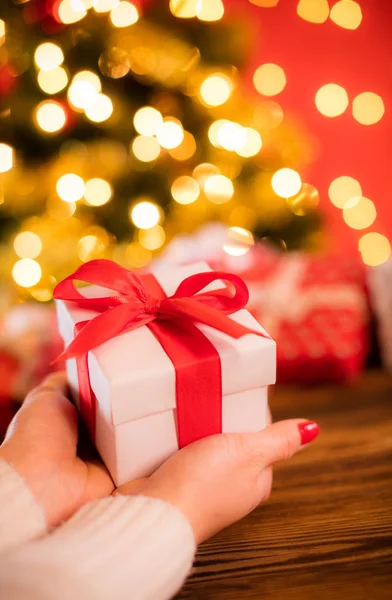 Detalhe de mãos de mulher segurando presente de Natal — Fotografia de Stock