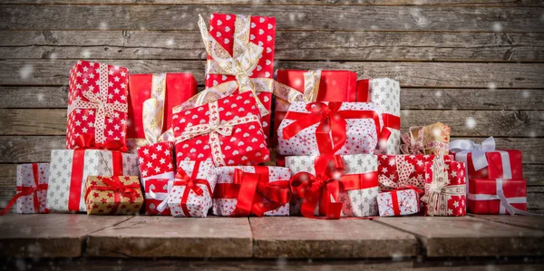 Різдвяний фон з купою подарунків — стокове фото