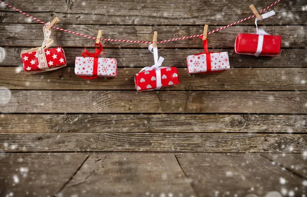Karácsonyi ajándékok forgalomba hozott fa deszka — Stock Fotó
