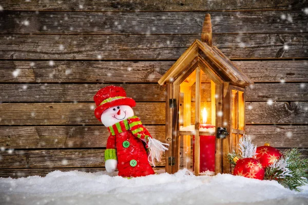 Hořící lucerny a vánoční dekorace na dřevě — Stock fotografie