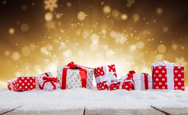Kerstmis geschenkdozen en ballen op sneeuw. — Stockfoto
