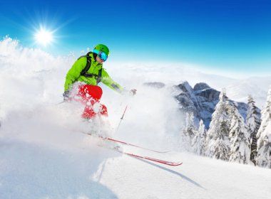 Freeride kayakçı yokuş aşağı çalışan pist üzerinde