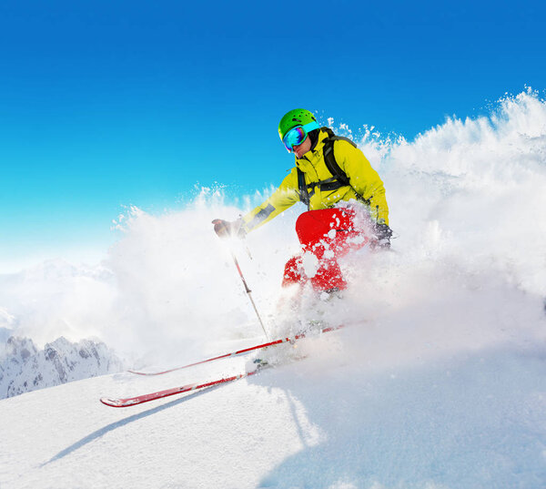 Фрирайд лыжник на трассе бегущий вниз по склону
