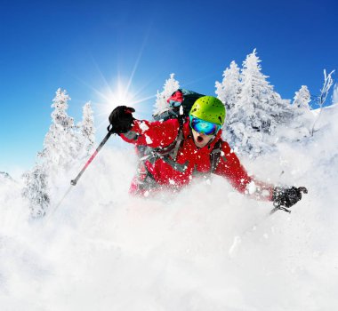 Freeride kayakçı yokuş aşağı çalışan pist üzerinde