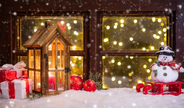 Alféizar ventana de Navidad atmosférica con decoración —  Fotos de Stock