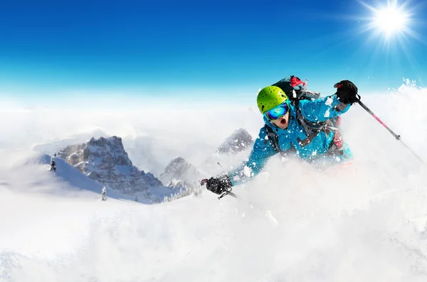 Freeride lyžaři na sjezdovce běh z kopce — Stock fotografie