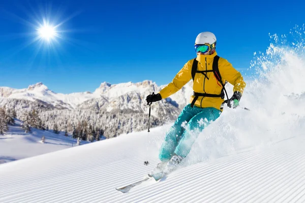 Skier на трасі біжить вниз — стокове фото