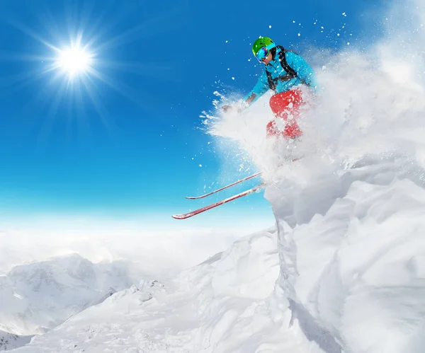 Freeride-Skifahrer springt von Felsen — Stockfoto