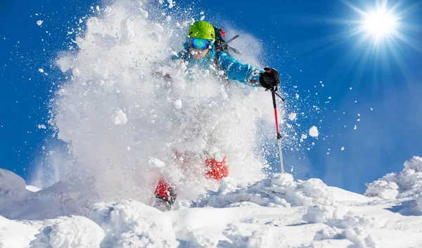 Freeride esquiador en pista corriendo cuesta abajo — Foto de Stock