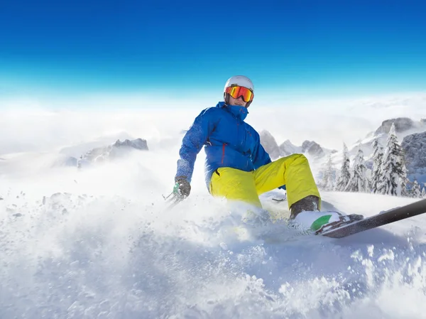 Skiër op piste lopen bergafwaarts — Stockfoto