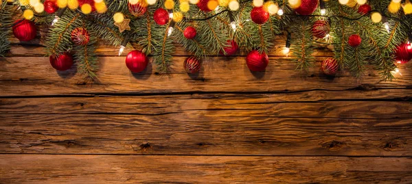 Χριστουγεννιάτικη γιρλάντα διακόσμηση τοποθετούνται σε ξύλινες σανίδες — Φωτογραφία Αρχείου