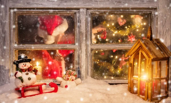 Атмосферное рождественское окно натюрморт — стоковое фото