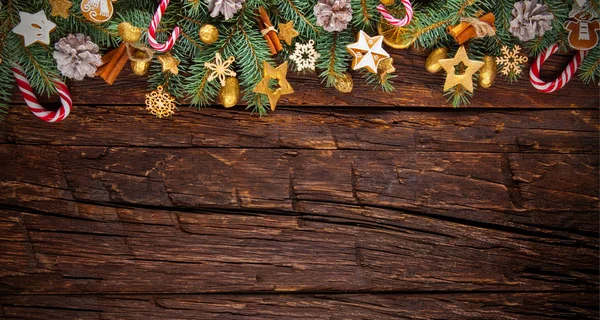 Decoração de guirlanda de Natal colocado em tábuas de madeira — Fotografia de Stock