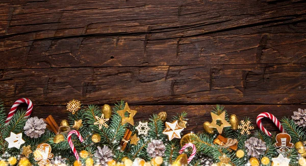 Guirnalda de Navidad decoración colocada en tablones de madera —  Fotos de Stock