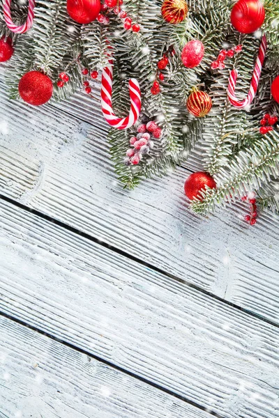 Guirnalda de Navidad decoración colocada en tablones de madera —  Fotos de Stock