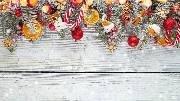 Christmas garland decoration placed on wooden planks — Stock Photo, Image